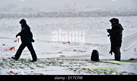 Funzionari dell'Ufficio federale per il traffico aereo incidenti, 'Bundesstelle fuer Flugunfalluntersuchung (BFU)', esaminare la scena di un incidente su un campo in Woelfersheim, Germania, 8 dicembre 2012. Un velivolo ultraleggero e un aeromobile leggero si era schiantato durante la notte lasciando almeno sette morti, tra cui quattro bambini. Foto: Nicolas Armer Foto Stock