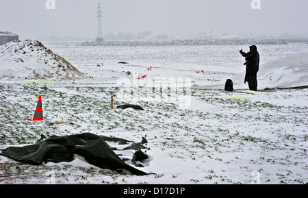 Funzionari dell'Ufficio federale per il traffico aereo incidenti, 'Bundesstelle fuer Flugunfalluntersuchung (BFU)', esaminare la scena di un incidente su un campo in Woelfersheim, Germania, 8 dicembre 2012. Un velivolo ultraleggero e un aeromobile leggero si era schiantato durante la notte lasciando almeno sette morti, tra cui quattro bambini. Foto: Nicolas Armer Foto Stock