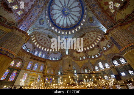 Interno della moschea Blu Istanbul Turchia con piastrelle di Iznik e finestre di vetro colorato Foto Stock