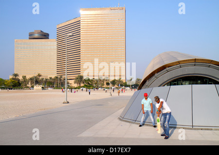 Dubai UAE,Emirati Arabi Uniti,Deira,Corinche Road,Palm Deira Metro Station,Green Line,metropolitana,treno,Hyatt Regency Dubai,hotel,edificio,uomo asiatico Foto Stock