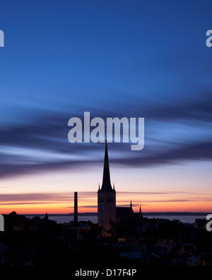 Silhouette della chiesa steeple contro sky Foto Stock