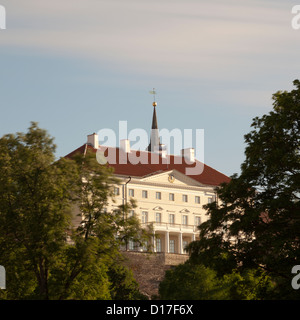 Casa colonnato che si affaccia su alberi Foto Stock