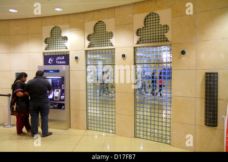 Dubai UAE,Emirati Arabi Uniti,Medio Oriente orientale,Deira,stazione della metropolitana al Ras,linea verde,metropolitana,treno,treno,trasporto pubblico,Asian Asian Asian Asian Asian Foto Stock