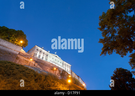Palazzo che si affaccia sulla città medievale di parete Foto Stock