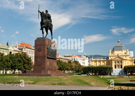 Statua di Kralj Tomislav in re Tomislav Square a Zagabria, la capitale della Croazia. Foto Stock