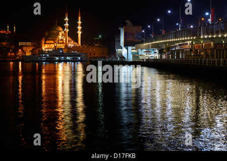 La nuova moschea di mattina presto con i pescatori sul Ponte di Galata sopra il Golden Horn Istanbul TURCHIA Foto Stock