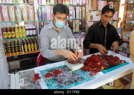 Dubai UAE,Emirati Arabi Uniti,Deira,al Khor Street,shopping shoppers negozio negozi di vendita al mercato, negozi negozi business business, profumi, bottl Foto Stock