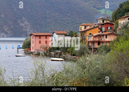 Case colorate a Monte Isola sul lago d'Iseo, vicino a Bergamo, Lombardia, Italia, Europa. Foto Stock