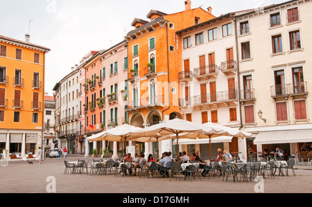 Outdoor Cafe ed edifici, Vicenza, Italia Foto Stock