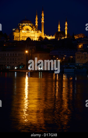 Luci della Moschea Suleymaniye più grande in Istanbul riflessa prima dell'alba nelle acque del Golden Horn Istanbul Turchia Foto Stock