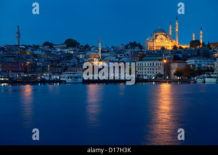 Torre Beyazit rustem pascià e moschee suleymaniye all alba del Golden Horn Istanbul TURCHIA Foto Stock
