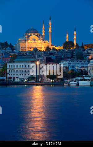 Luci della Moschea Suleymaniye istanbul riflessa all alba del Golden Horn acqua turchia Foto Stock