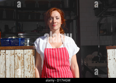 Donna in grembiule per lavorare in esterno Foto Stock