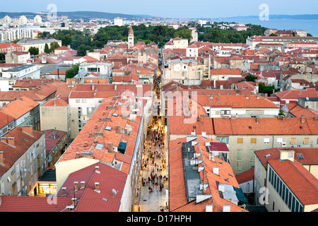 Vista sui tetti di Zara dal campanile della cattedrale di Santa Anastasia in Zadar sulla costa adriatica della Croazia. Foto Stock