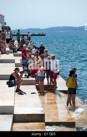 La gente sui gradini della 'Sea Organo" in Zadar sulla costa adriatica della Croazia. Foto Stock