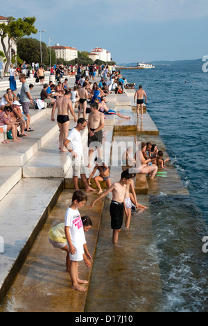 La gente sui gradini della 'Sea Organo" in Zadar sulla costa adriatica della Croazia. Foto Stock