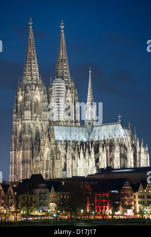 Illuminata di notte vista sulla Cattedrale di Colonia in Germania Foto Stock