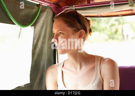 Donna che guarda fuori la finestra auto Foto Stock