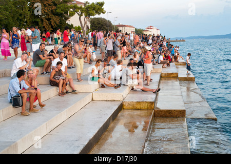 La gente sui gradini della 'Sea Organo" in Zadar sulla costa adriatica della Croazia. Foto Stock