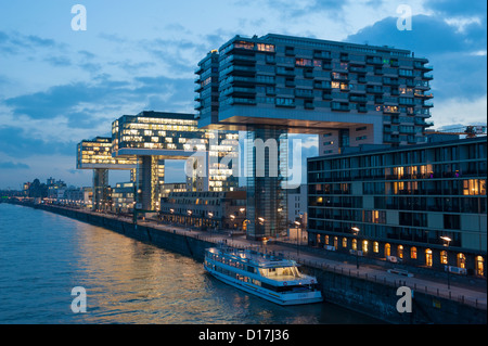 Vista serale della gru moderne-case a Rheinauhafen misto residenziale e commerciale per lo sviluppo di proprietà sul fiume Reno a Colonia Foto Stock