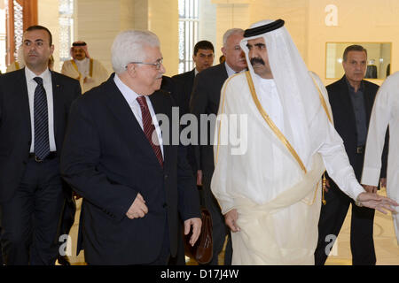 Dic. 10, 2012 - Agenda di Doha, Doha, Qatar - il presidente palestinese Mahmoud Abbas incontra con il Qatar, Emiro Sheikh Hamad bin Khalifa Al-Thani, a Doha il 10 dicembre 2012 (credito Immagine: © Thaer Ganaim APA/images/ZUMAPRESS.com) Foto Stock