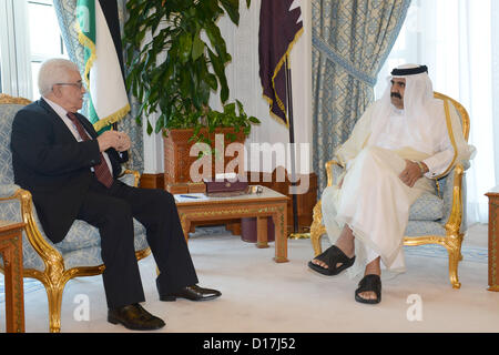 Dic. 10, 2012 - Agenda di Doha, Doha, Qatar - il presidente palestinese Mahmoud Abbas incontra con il Qatar, Emiro Sheikh Hamad bin Khalifa Al-Thani, a Doha il 10 dicembre 2012 (credito Immagine: © Thaer Ganaim APA/images/ZUMAPRESS.com) Foto Stock