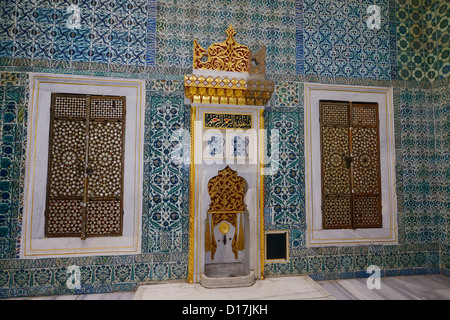 Hall con una fontana in Harem vestibolo dove princes e consorti aspettato per inserire dei sultani Salone Imperiale Topkapi Palace Istanbul Turchia Foto Stock