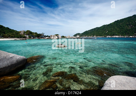 Thailandia Koh Nangyuan (Nangyuan Island), vista dell'isola e i turisti in kayak Foto Stock