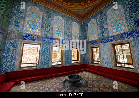 Twin chiosco appartamenti del principe ereditario con divano e piastrelle di Iznik nel palazzo topkapi harem Istanbul TURCHIA Foto Stock