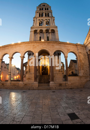 Cortile / peristilio del Palazzo di Diocleziano e la torre della cattedrale di San Domnio nella città di Spalato in Croazia. Foto Stock