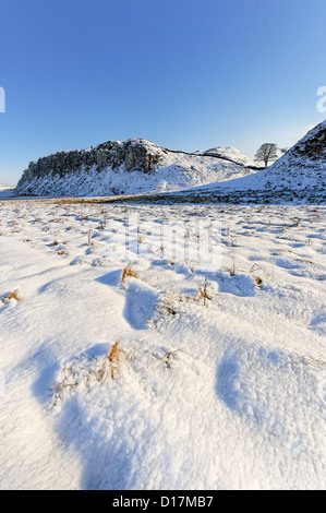 Vista invernale del platano Gap e balze Highshield sulla parete di Adriano in Northumberland Foto Stock