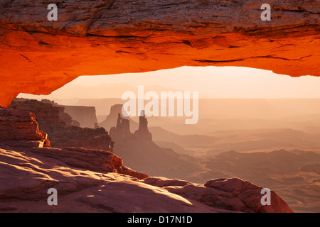 Sunrise oltre La Sal Mountains, Rondella donna Arch e Mesa Arch, Island in the Sky, Canyonlands National Park nello Utah Stati Uniti d'America Foto Stock