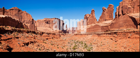 Il Courthouse Towers formazioni rocciose da Park Avenue viewpoint Arches National Park vicino a Moab Utah, Stati Uniti d'America Foto Stock