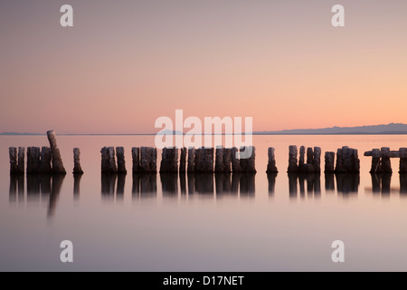 La linea di posti di Salton Sea, California, al tramonto di una tranquilla serata autunnale. Foto Stock