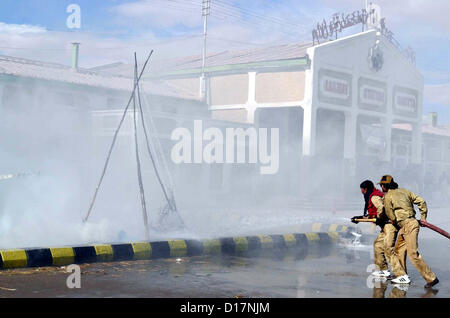 Salvataggio personnels prendere parte a una dimostrazione per mostrare le loro abilità professionale durante l'esercitazione di protezione civile svoltasi a Quetta stazione ferroviaria di lunedì, 10 dicembre 2012. Foto Stock