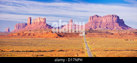 Immagine iconica della strada per il parco tribale Navajo Monument Valley, Arizona, Stati Uniti Stati Uniti d'America Foto Stock