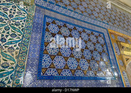 Piastrelle ornate sulla parete esterna della camera di beata mantello Topkapi Palace Istanbul Turchia Foto Stock