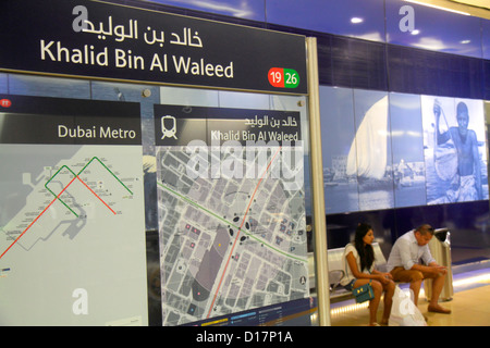 Dubai UAE,Emirati Arabi Uniti,Khalid Bin al Waleed Metro Station,linea verde,metropolitana,treno,treno,interno,uomo asiatico uomo maschio,donna donna donne, Foto Stock