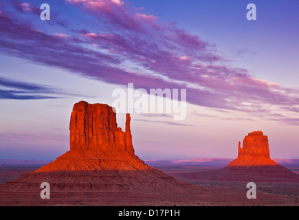 West Mitten Butte e Oriente Mitten Butte le manopole al tramonto, il parco tribale Navajo Monument Valley, Arizona, Stati Uniti d'America Foto Stock