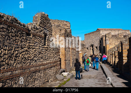 Gruppo turistico andando verso la Casa del Fauno casa privata Pompei la città romana sepolta nella lava vicino a Napoli in La Campania Italia Foto Stock