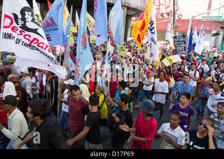 I manifestanti durante la 64a Dichiarazione Universale dei Diritti Umani nelle Filippine Foto Stock