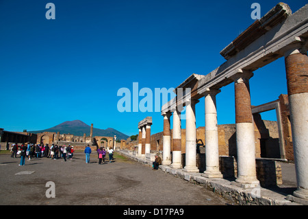 Foro il Forum di Pompei la città romana sepolta nella lava vicino a Napoli in la regione Campania sud Italia Europa Foto Stock