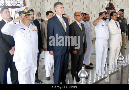 Ambasciatore degli Stati Uniti, Richard Olson presenta guardia d'onore alla tomba di Quaid-e-Azam Muhammad Ali Jinnah, durante la sua visita al Mausoleo di Jinnah a Karachi il lunedì, 10 dicembre 2012. Foto Stock