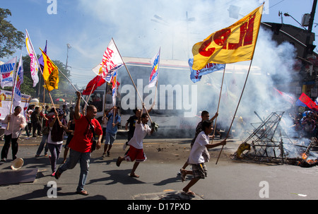 I manifestanti durante la 64a Dichiarazione Universale dei Diritti Umani nelle Filippine Foto Stock