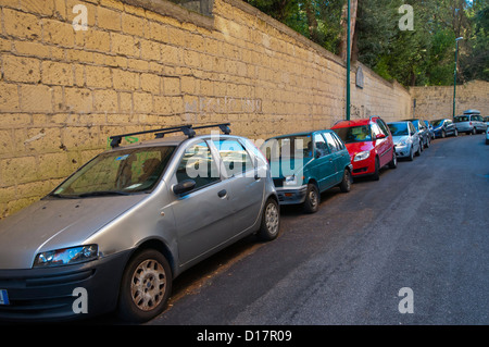 Auto parcheggiate fuori Villa Floridiana park Vomero quartiere della città di Napoli La regione Campania sud Italia Europa Foto Stock