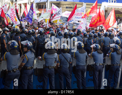 I manifestanti durante la 64a Dichiarazione Universale dei Diritti Umani nelle Filippine Foto Stock