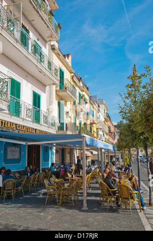 Terrazze dei bar Lungomare Yalta lungomare Pozzuoli dell'antica Puteoli in Campi Flegrei area La Regione Campania ITALIA Foto Stock