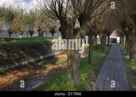 Il WW1 Soldatenfriedhof / Studentenfriedhof, tedesco Prima guerra mondiale un cimitero di Langemark, Fiandre Occidentali, Belgio Foto Stock