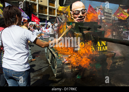 I manifestanti durante la 64a Dichiarazione Universale dei Diritti Umani nelle Filippine Foto Stock