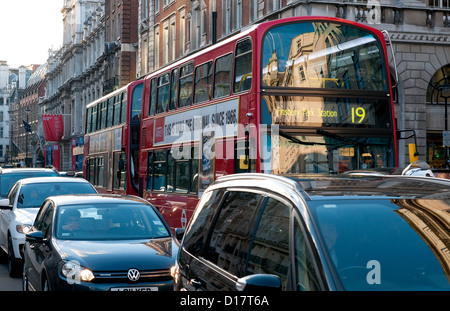 La congestione del traffico, Piccadilly, Londra, Inghilterra Foto Stock